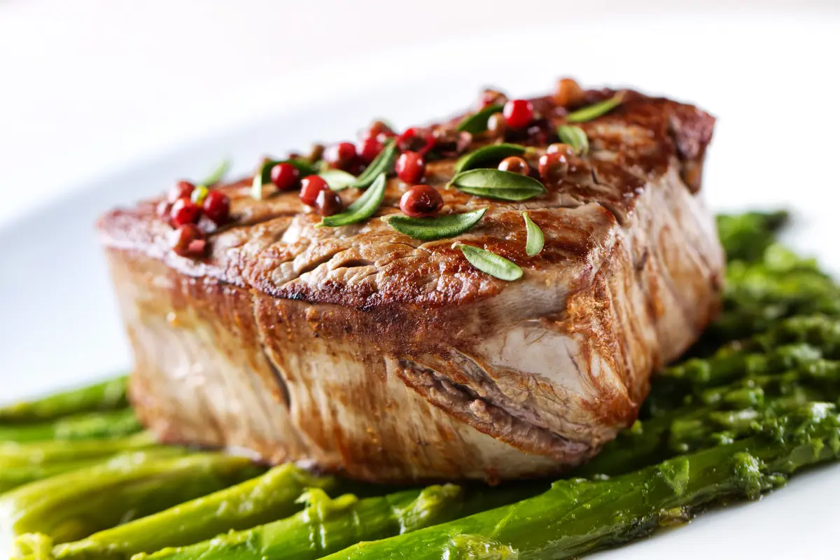 Rosa_Pfefferbeere_Rinderfilet_gruener_Spargel_kraueter