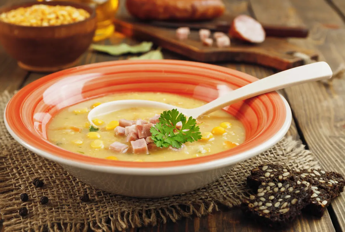 erbsen_suppe_wurst_keramikschale