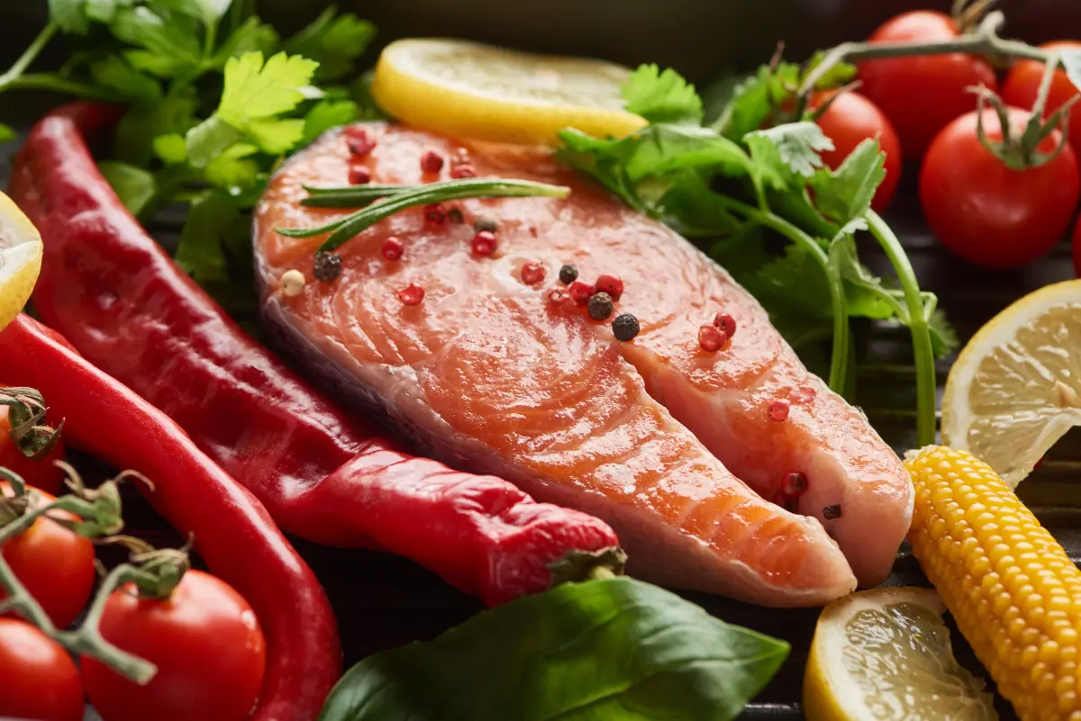 Rosa_Pfeffer_Lachssteak_Gemuese_mais_kraueter