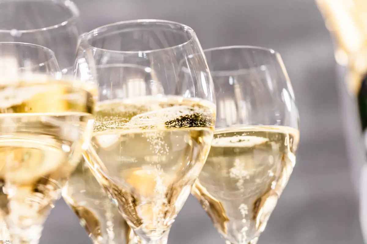 sekt_prosecco_champagner_gefuellte_glaeser