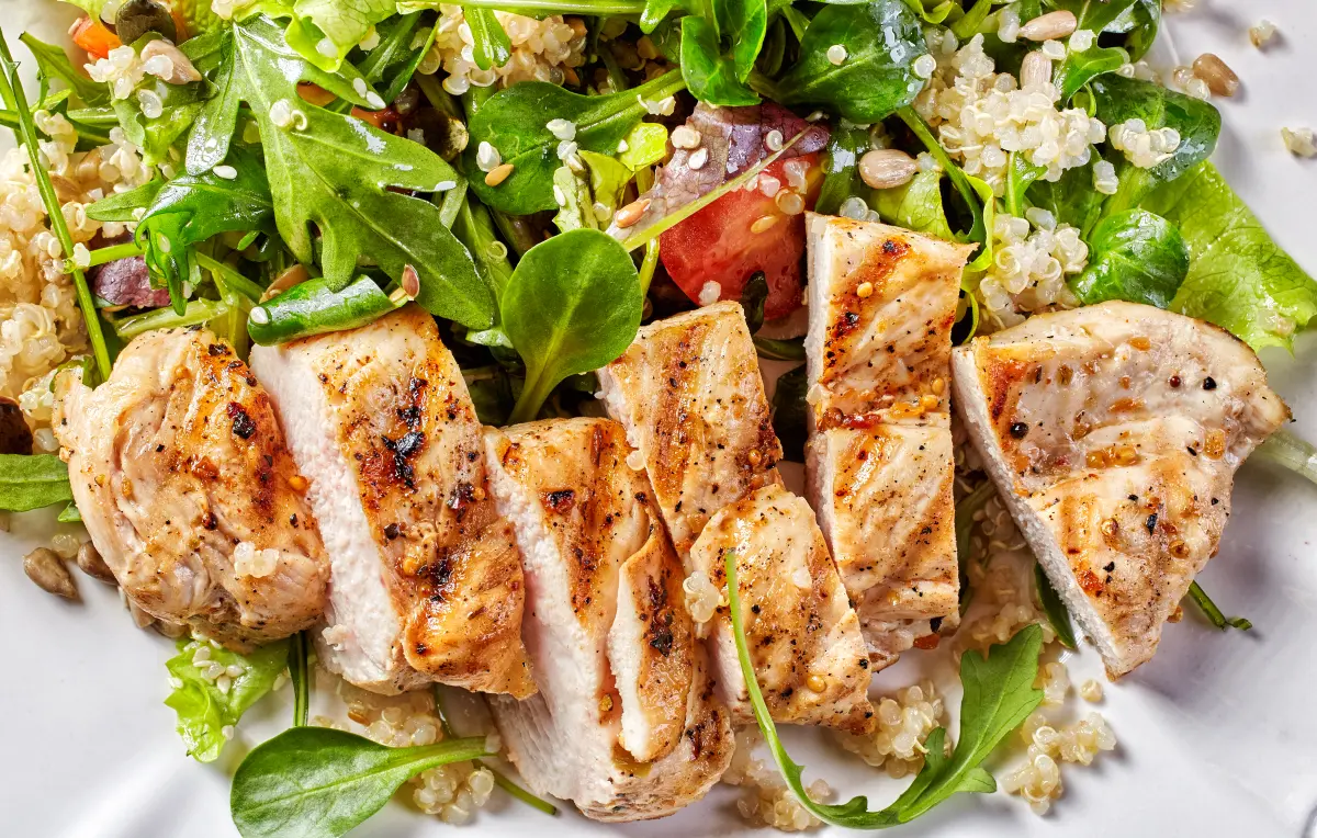 Huehnchen_Gewuerz_Salat_Haehnchen_bunt_frisch_sesam