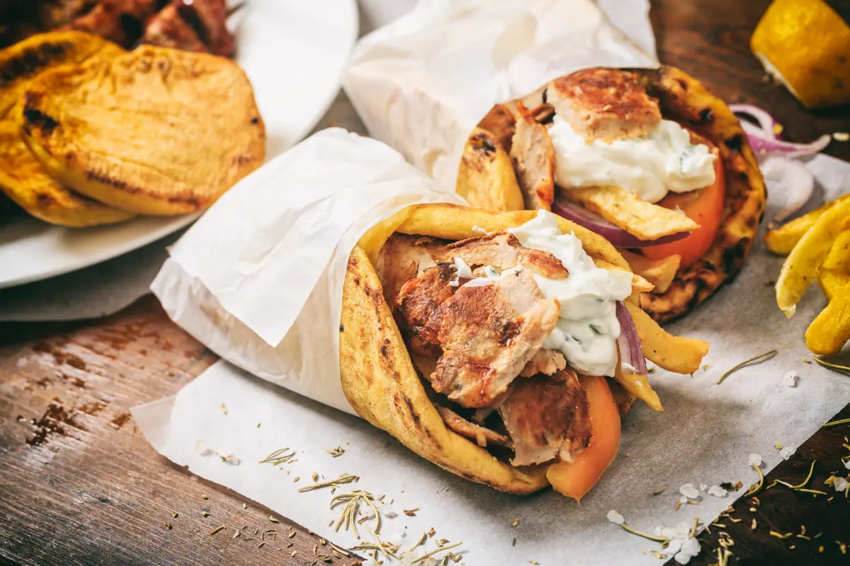 Gyros_wrap_Fladenbrot_gewickelt