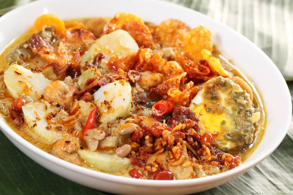 curry_lontong_indonesischer_reiskuchen_spezialitaet_