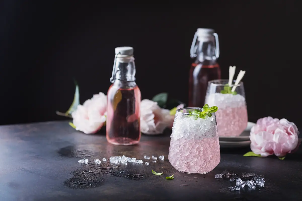 rosenlikoer_cocktail_glas_minze