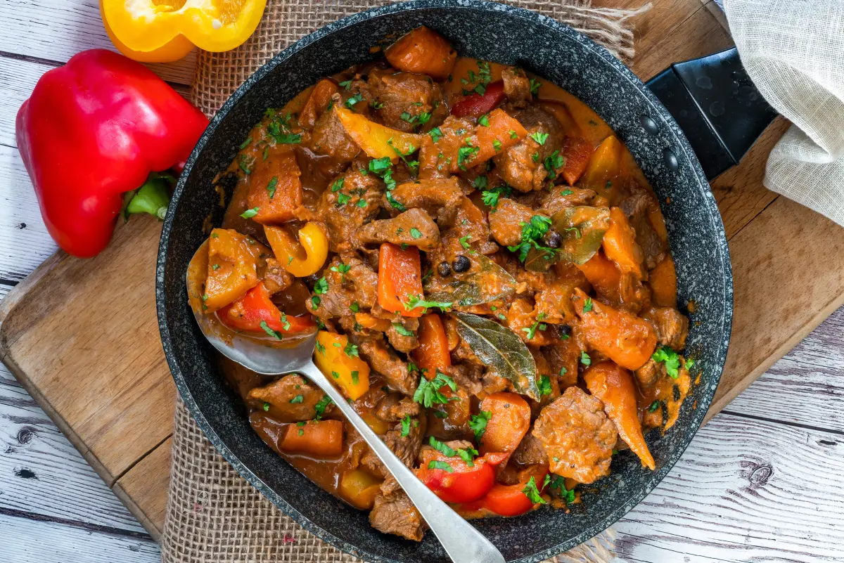 Paprika_ungarisches_Gulasch_traditionell