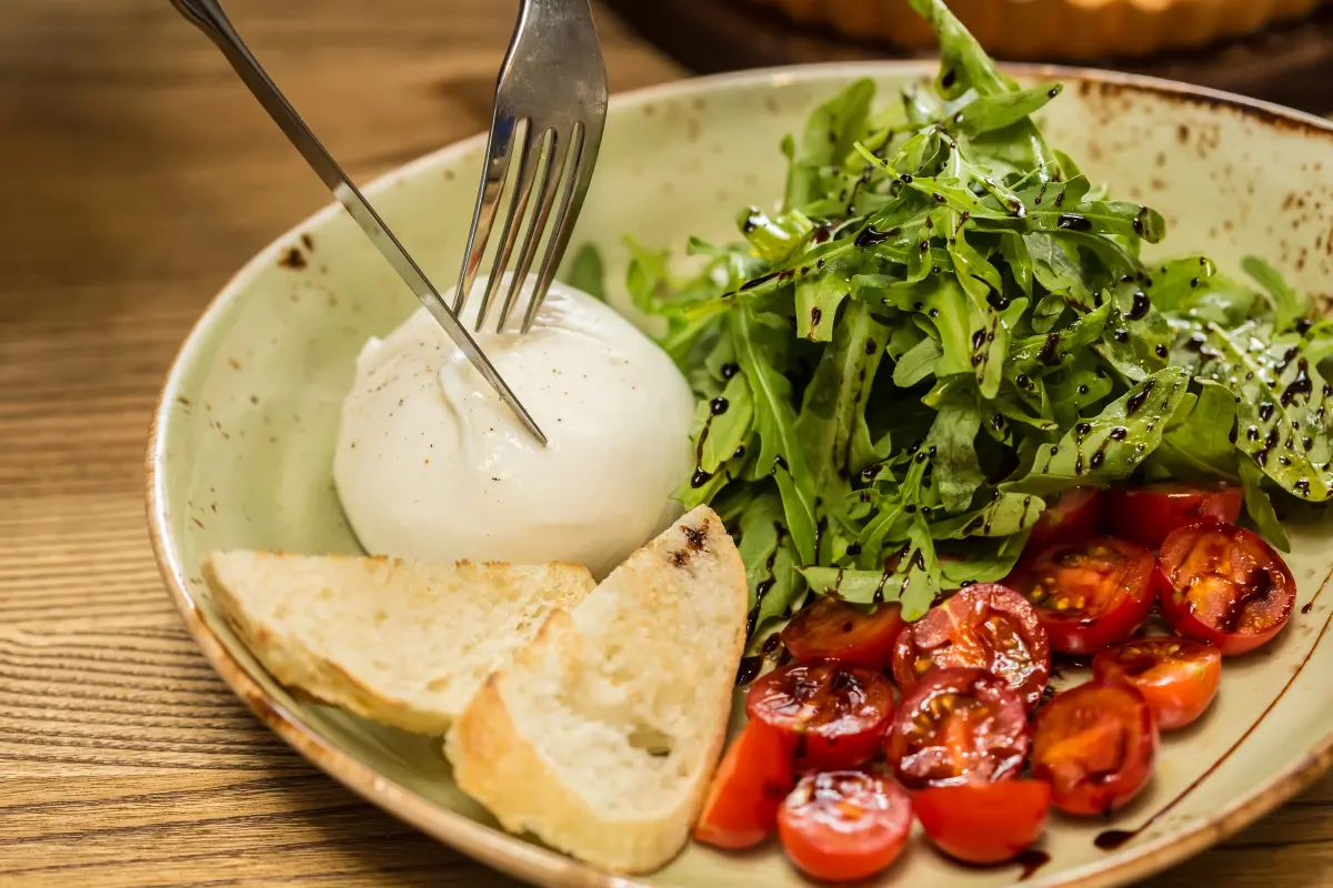 apulien_burrata_mozzarella_kaese_brot_tomate