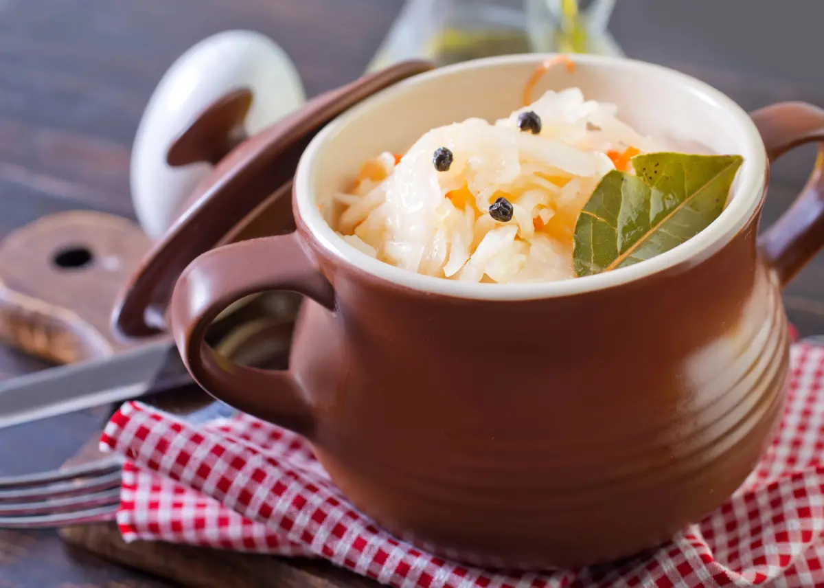 lorbeer_sauerkraut_topf_geschirrtuch