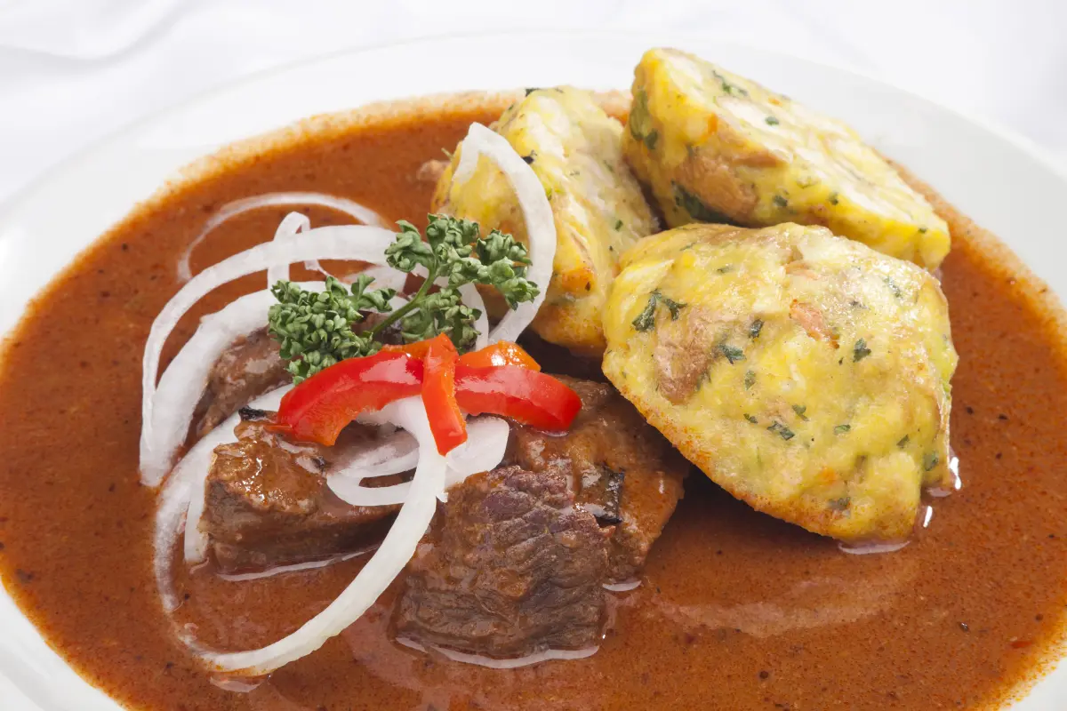 Gulasch_knoedel_gemuesegarnitur