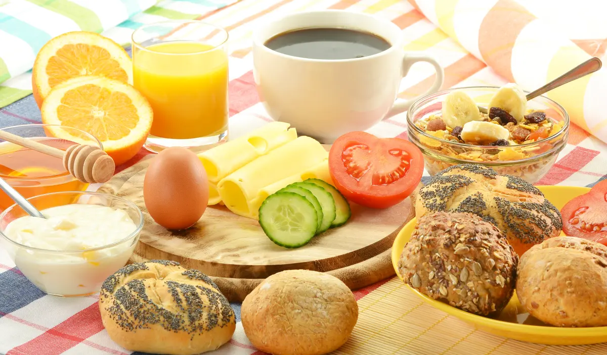 kaffee_orangensaft_ei_kaese_broetchen_obst_honig