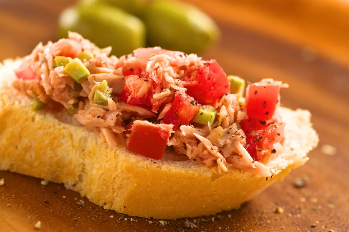 gruene_oliven_bruschetta_thunfisch_tomate