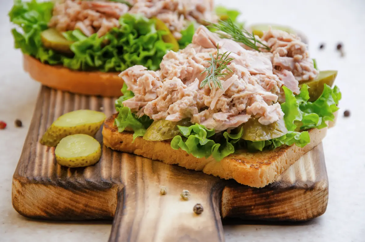 Thunfisch_salat_schneidebrett_essiggurken
