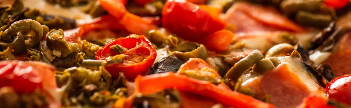gruene_Pfefferschoten_Paprika_Gemuese_Salami_Pizza_Pinsa
