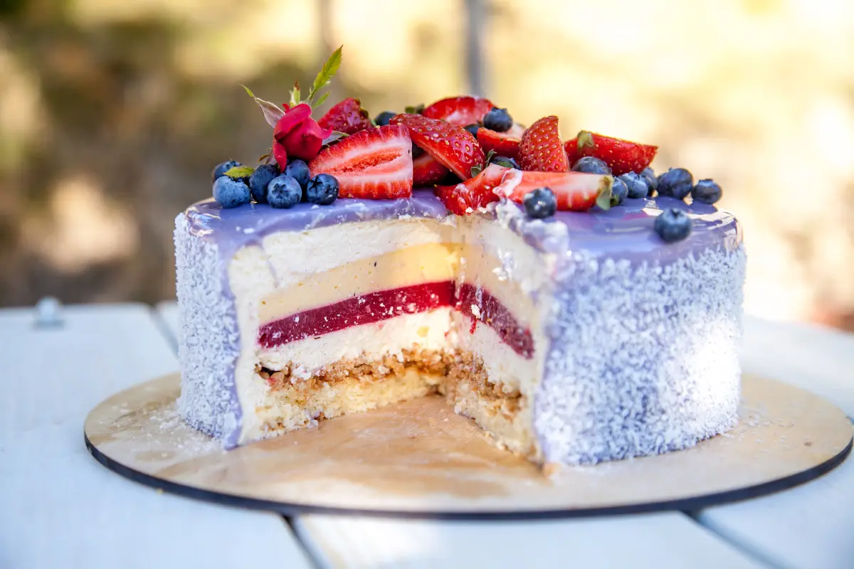 lavendel_kuchen_torte_beeren_glaciert