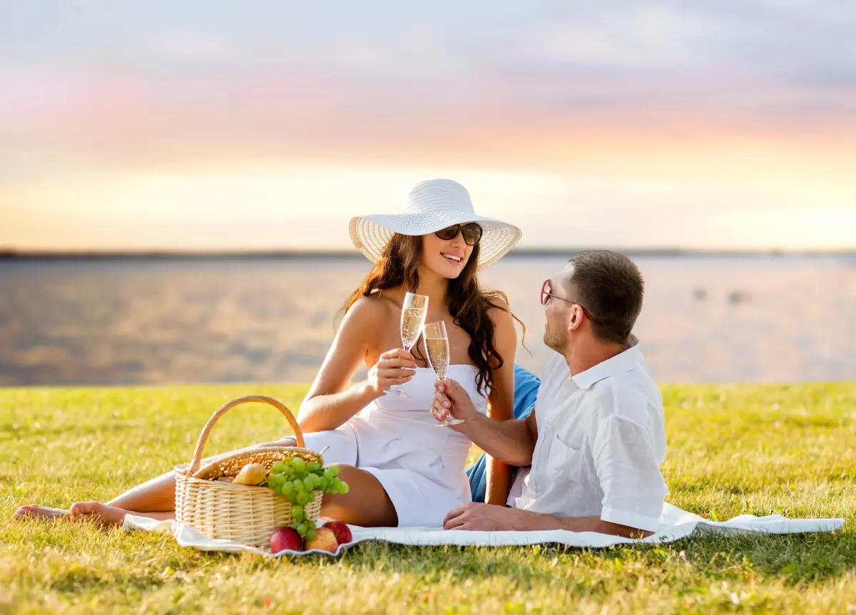 sekt_prosecco_champagner_junges_paar_am_see_picknickkorb_trauben_glaeser sekt_prosecco_champagner_junges_paar_am_see_picknickkorb_trauben_glaeser