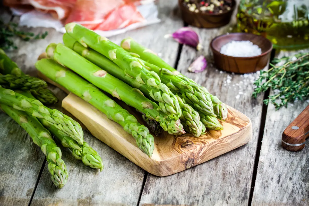meersalz_gruener_spargel_schinken_holzbrett