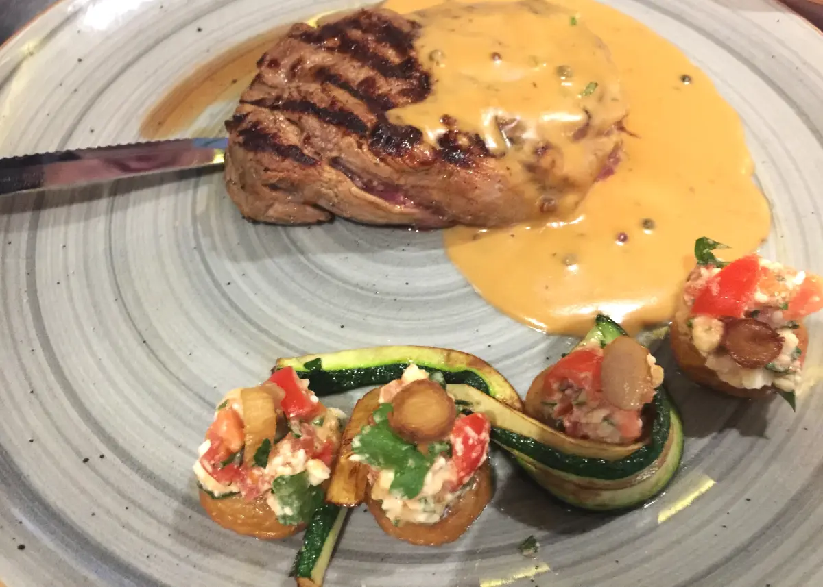rinderfilet_in_Pfeffersauce_mit_frischem_Gemuese