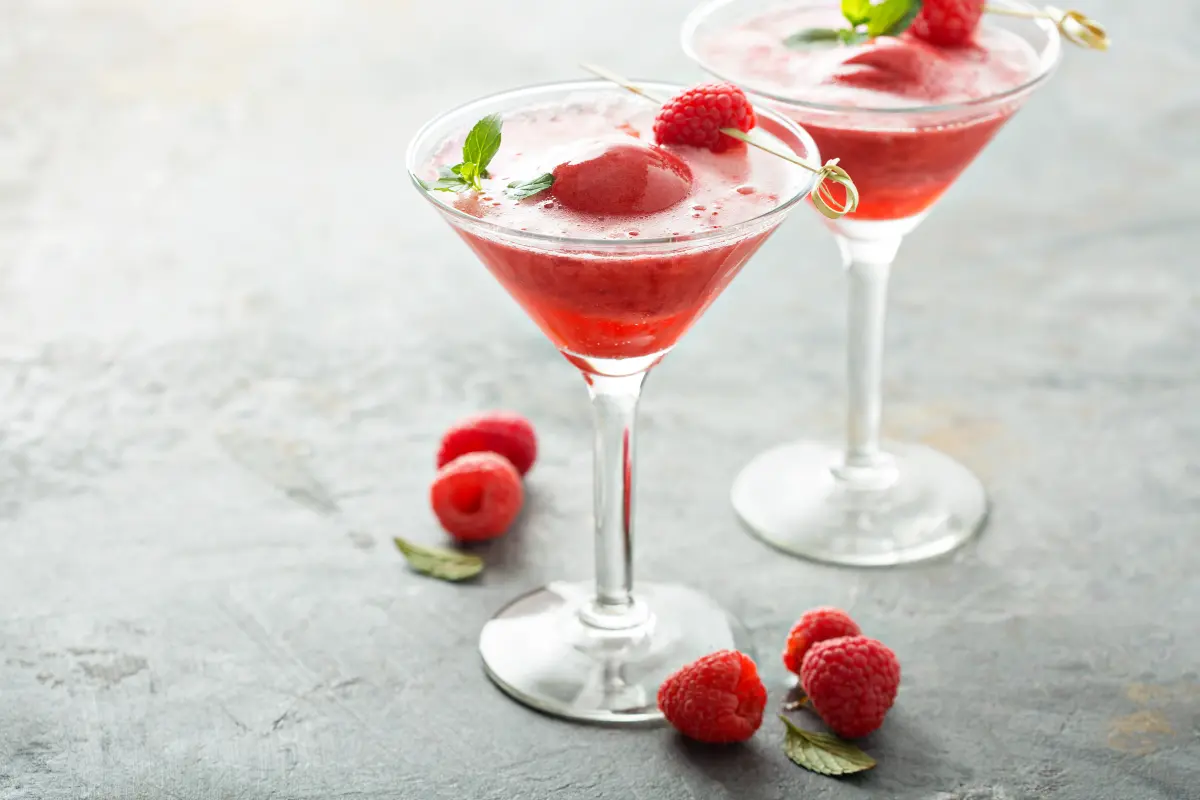 fragolino_beerencocktail_mit_sorbet_martiniglas