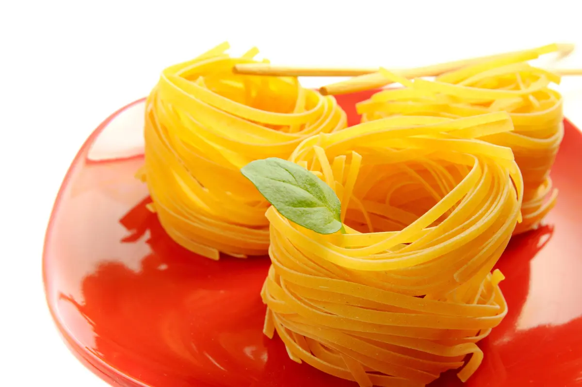 Tagliolini_Nudelnester_Basilikumblatt