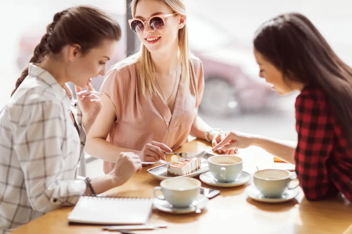 kaffee_spezialitaeten_maedchen_junge_frauen_pause_kuchen