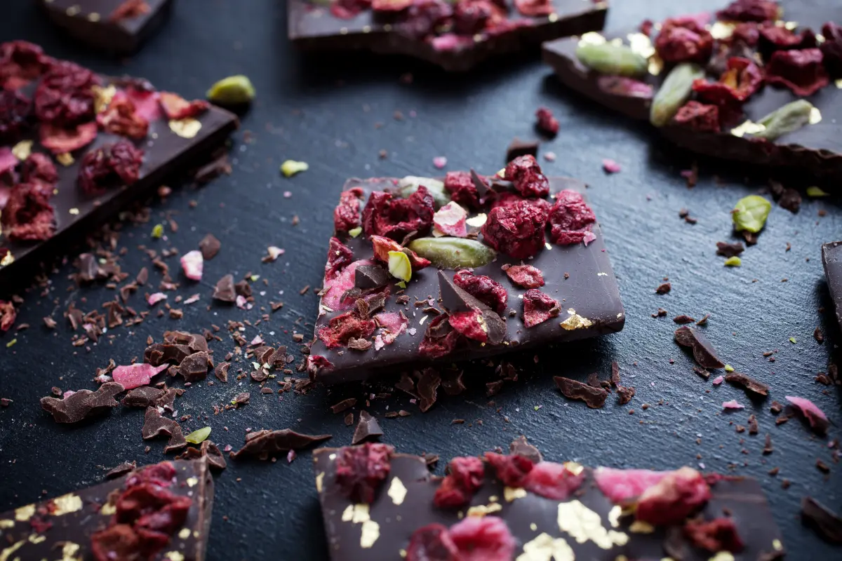 blattgold_hangemachte_schokolade_beeren_pistazien