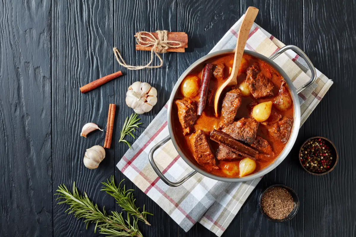 Zimt_griechischer_Eintopf_Stifado_Rindfleisch_Gewuerze