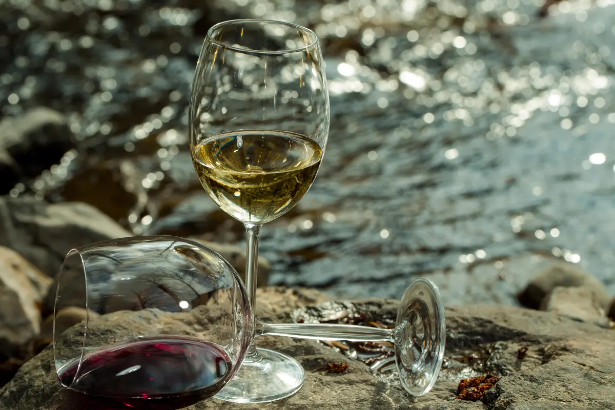 weisswein_meeresufer_glas_steine