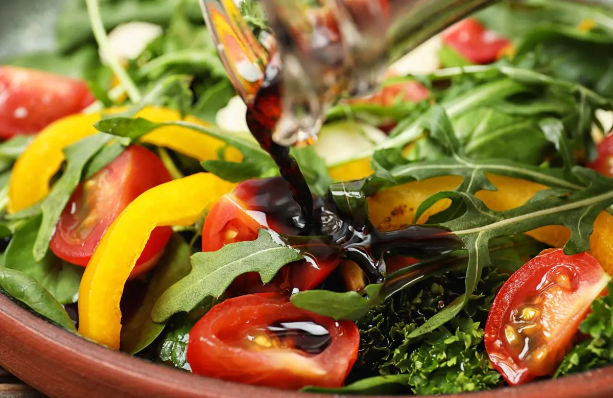 essig_bunter_salat_gemuese_paprika_tomate_rucola