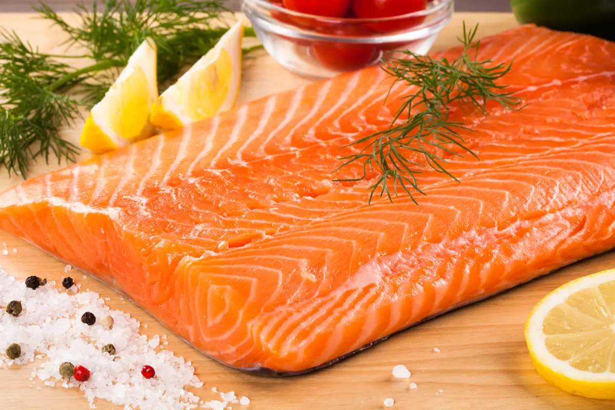 dill_lachsfilet_schneidebrett_zitrone_pfefferkoerner