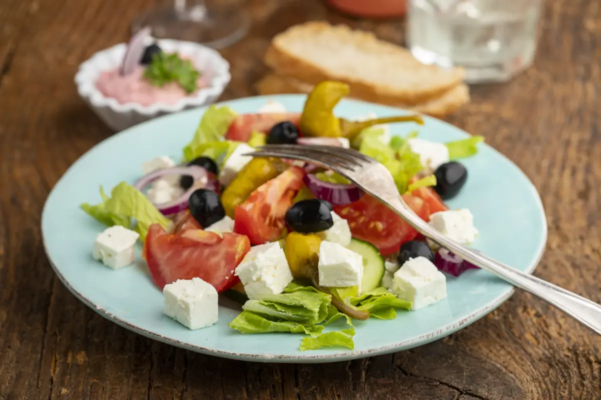 gruene_Pfefferschoten_Paprika_peperoni_Bauernsalat_griechisch_Oliven_Feta_dip_weissbrot