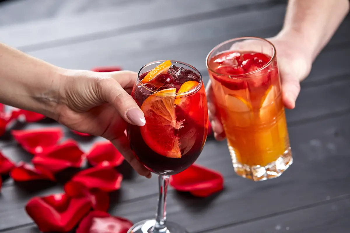 rosenlikoer_zwei_cocktails_rosenblaetter_haende