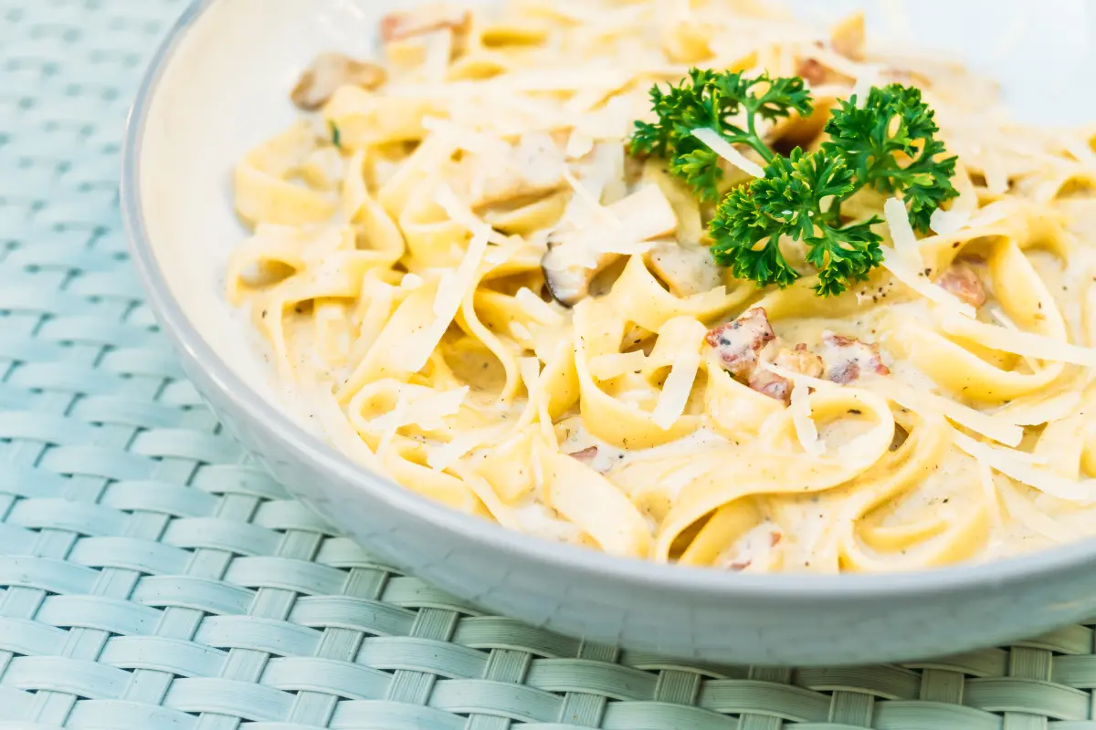 trueffel_butter_tagliatelle_sahnesauce_blaue_schale_blauer_set_petersilie