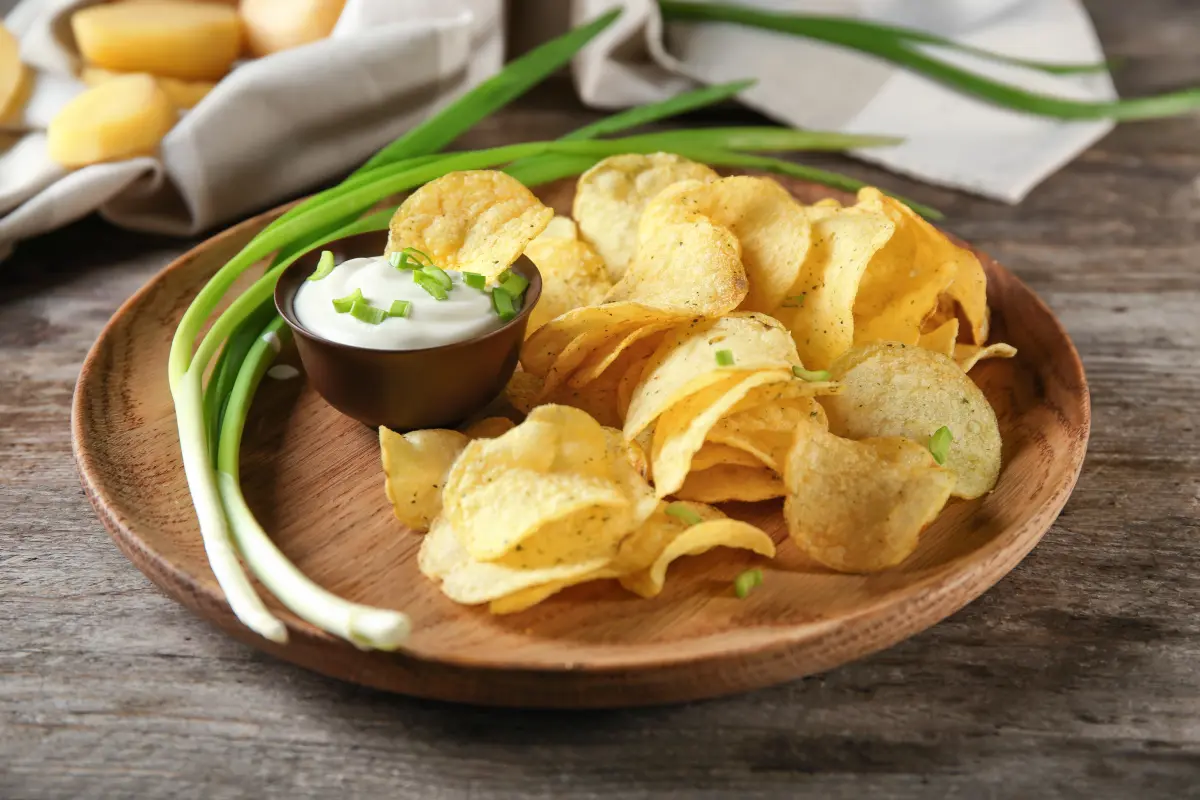 zwiebelpulver_kartoffelchips_dip_holzteller