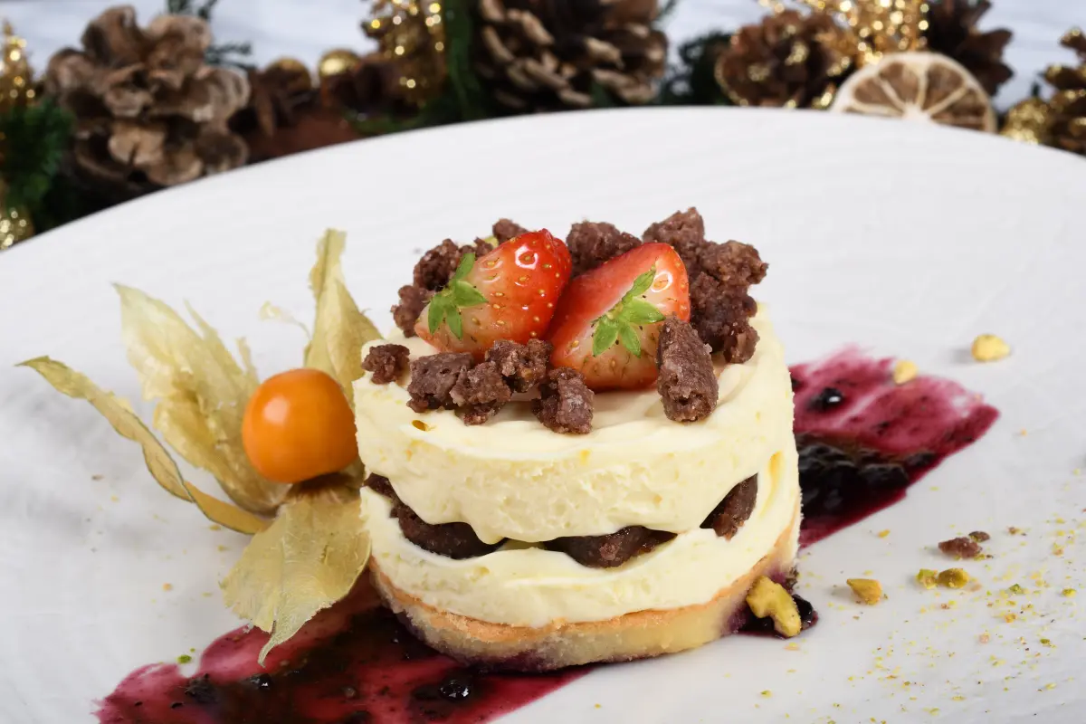 limoncello_mousse_creme_mit_beeren_fruchtspiegel