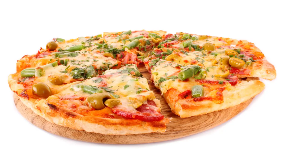 gruene_oliven_pizza_auf_holzbrett