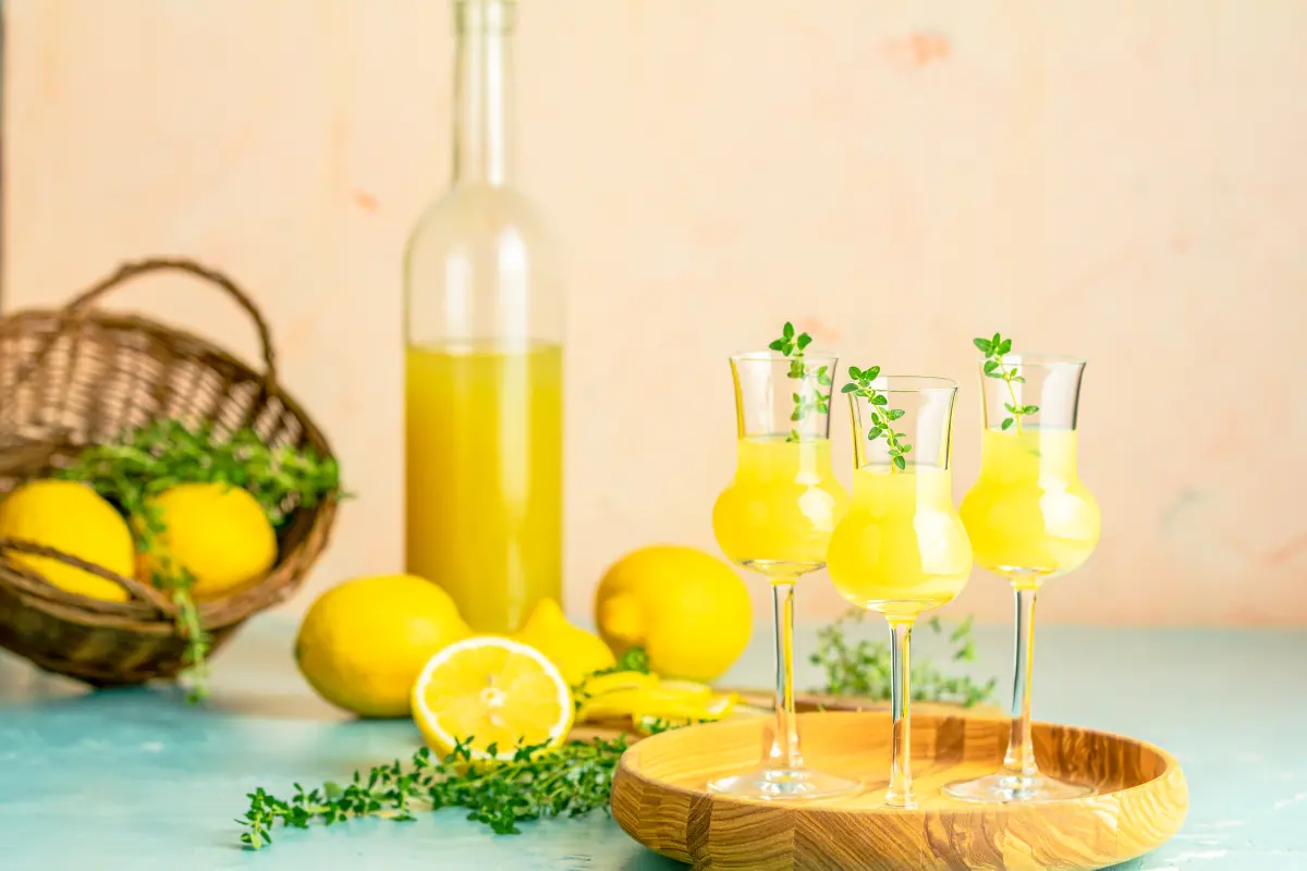 limoncello_grappa_glas_thymian_zitronen