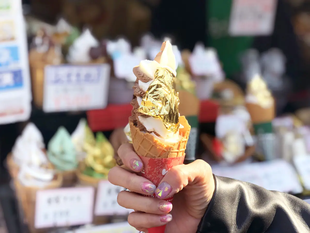 blattgold_eistuete_waffel_hand_streetfood_japan