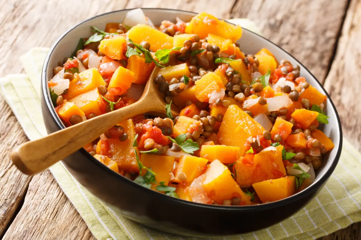 Linsen_Kuerbis_Ragout_kraueter_pfanne_kochloeffel