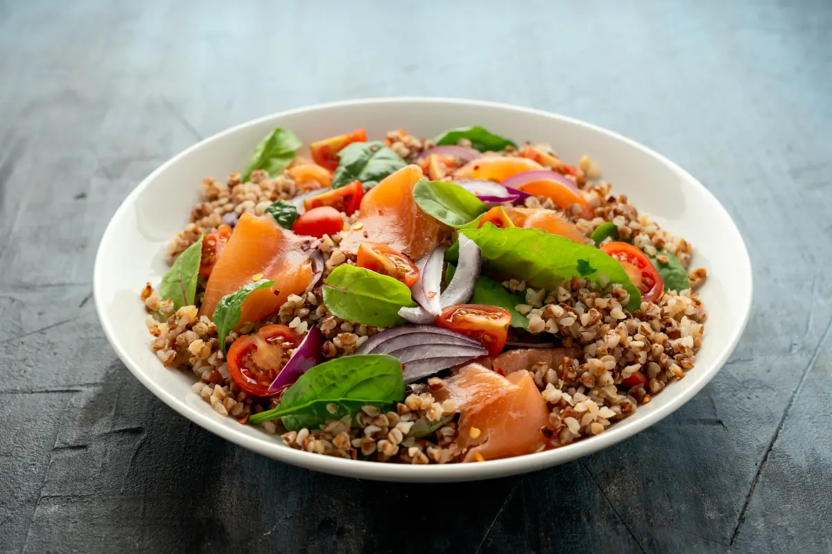 kala_namak_buchweizensalat_zwiebel_lachs_kirschtomate