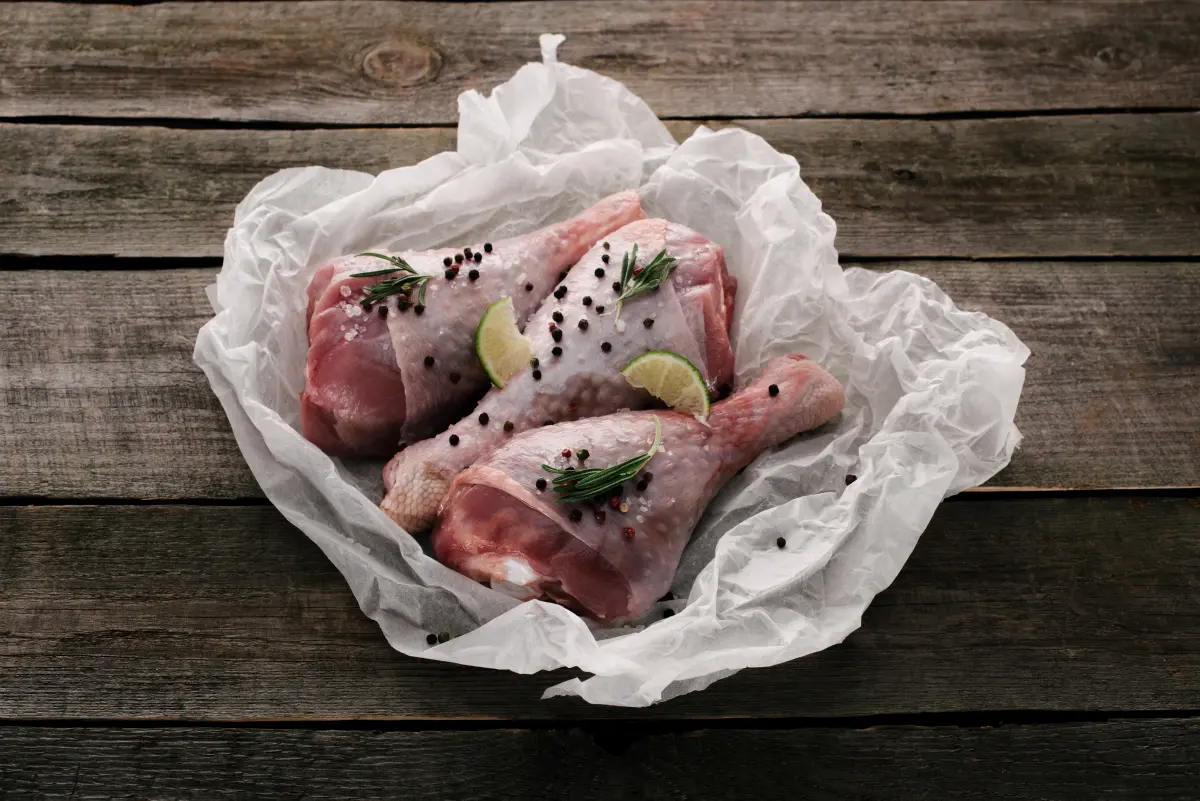 Pfeffer_ganz_Haehnchenkeulen_limette_Backpapier
