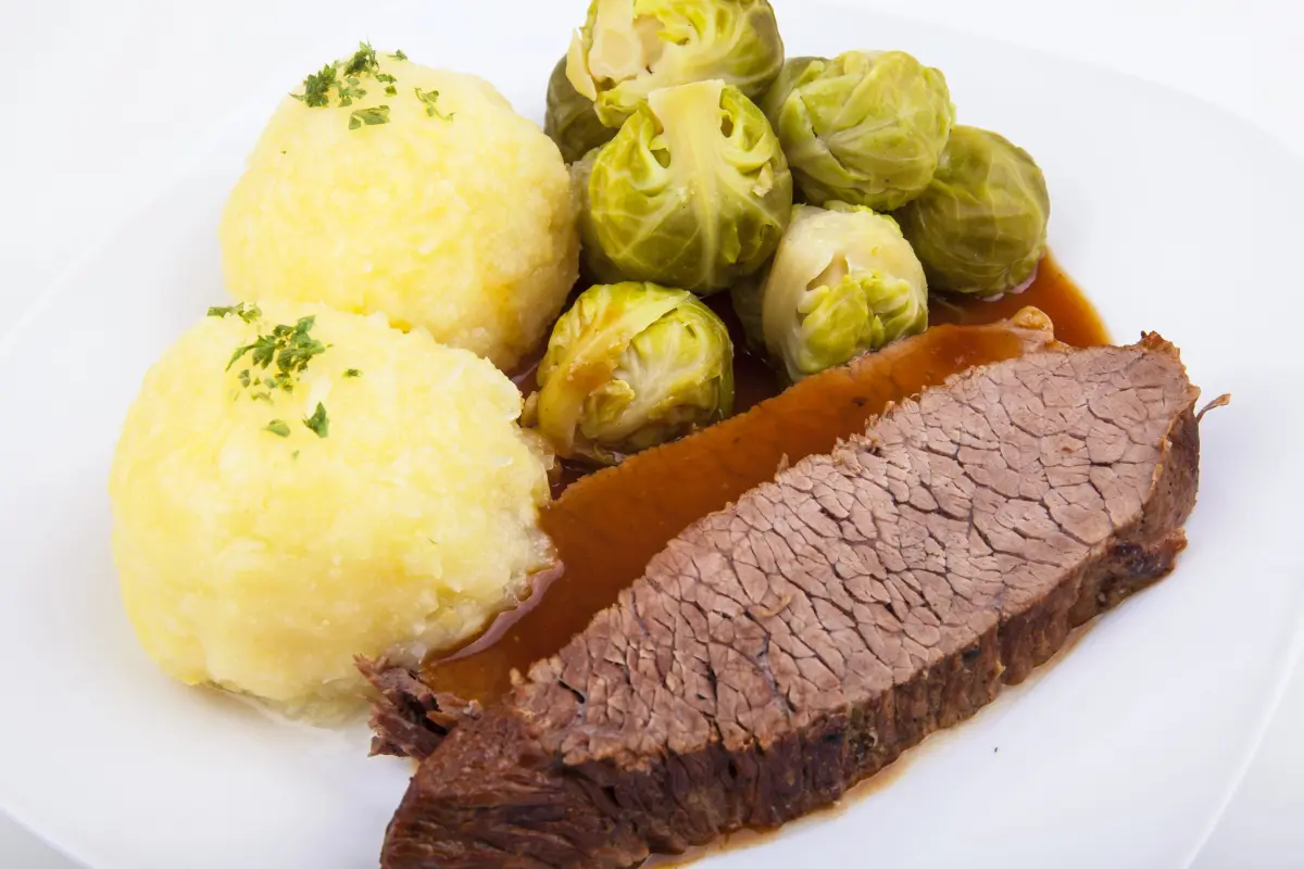 Sauerbraten_Kloesse_Rosenkohl