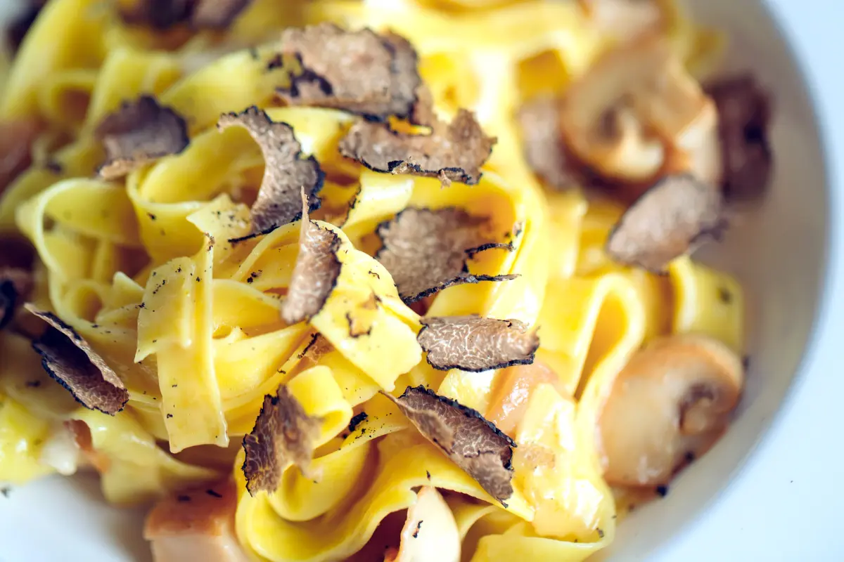 trueffel_butter_lockere_pasta_tagliatelle_trueffelscheiben