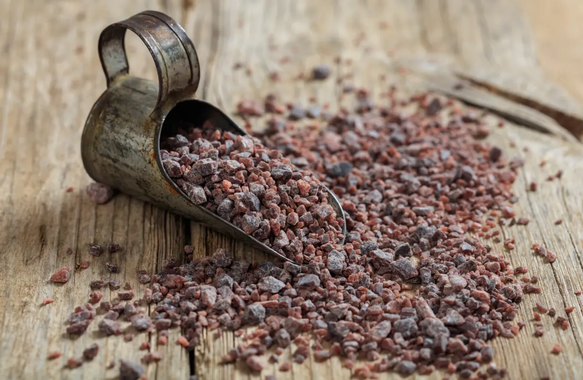 kala_namak_salz_indische_salzkristalle_metallgefaess