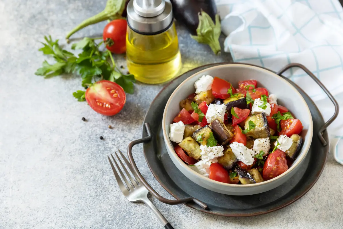 essig_vegetarisch_aubergine_tomate_schafskaese_salat_olivenoel_mediterran
