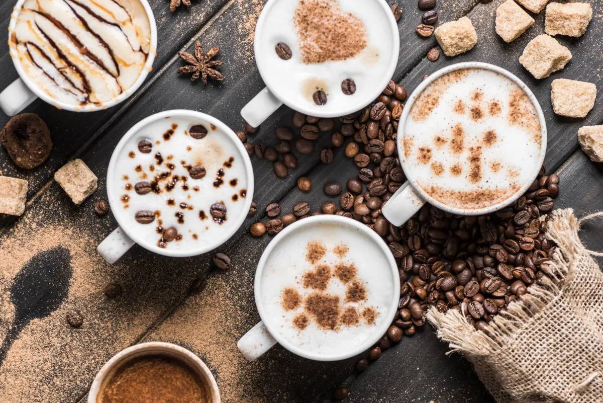 kaffee_spezialitaeten_tassen_bohnen_zucker