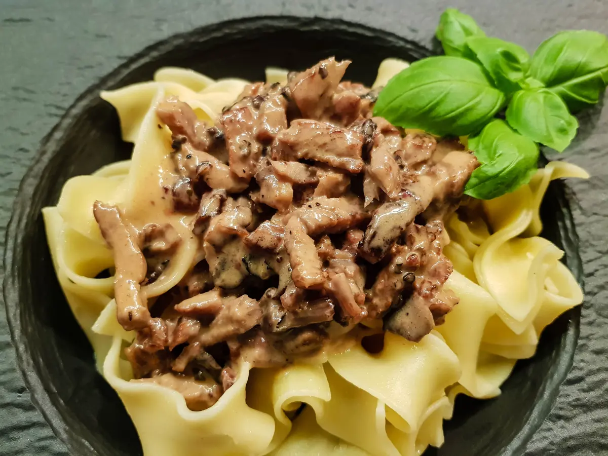 trueffel_butter_papardelle_basilikum_schweinefleisch_sahne_gewuerze