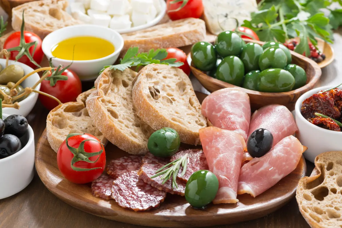 gruene_oliven_antipasti_frischkaese_wurst_italien