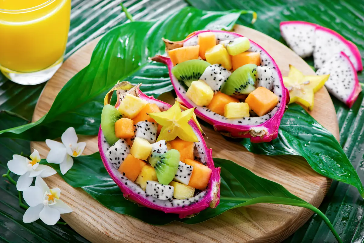 mohnoel_exotischer_obstsalat_drachenfrucht_palmblaetter