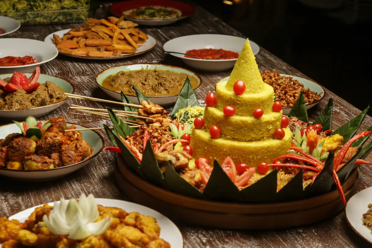 kurkuma_gelber_reis_festlich_indonesisch