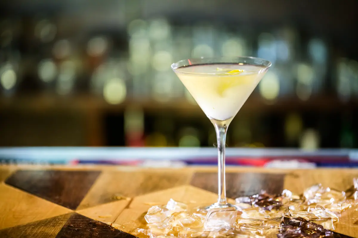 limoncello_martini_an_der_bar_
