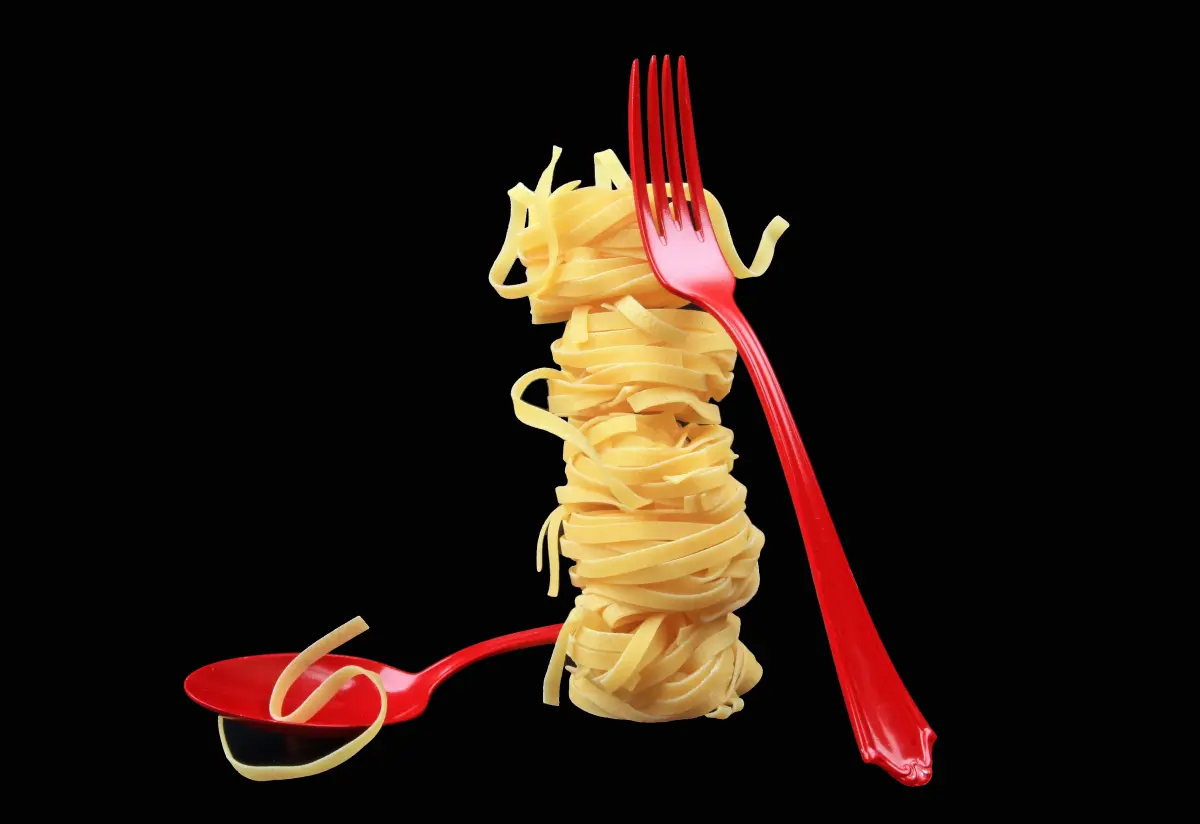 tagliolini_nudelnester_turm_rote_gabel_roter_loeffel